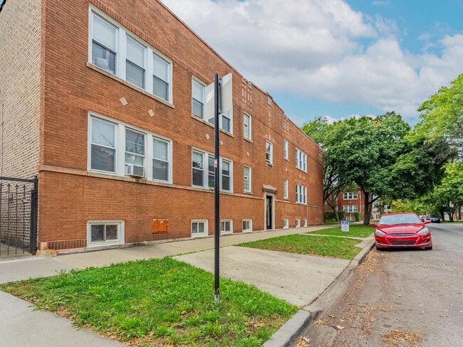 Building Photo - 3815 W Roscoe St