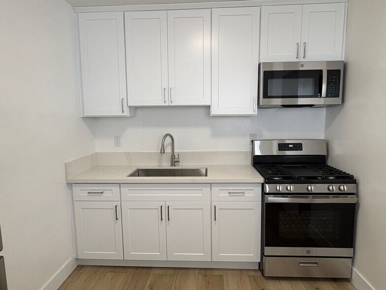 Interior Photo - Bourbon Blue - Modern Living Near USC & Downtown LA