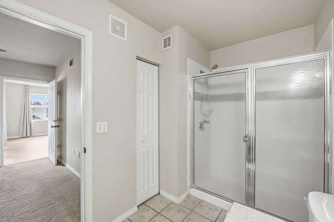Building Photo - 2/2 condo with beautiful water views available now for an annual lease