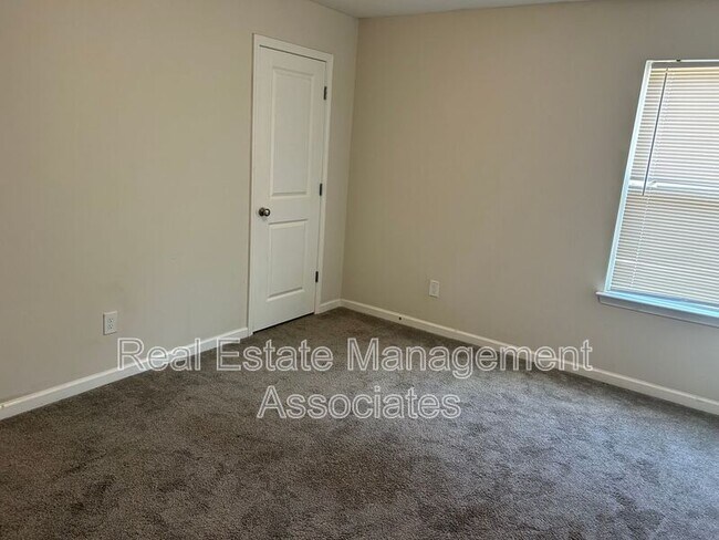 Building Photo - 156 Meadowbrooke Dr
