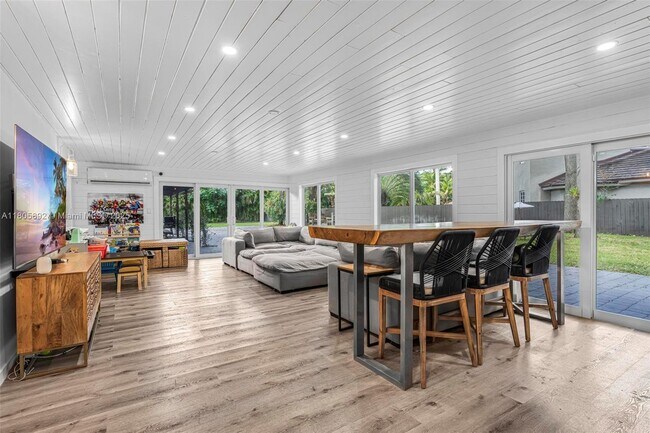 Building Photo - 6830 SW 69th Ave