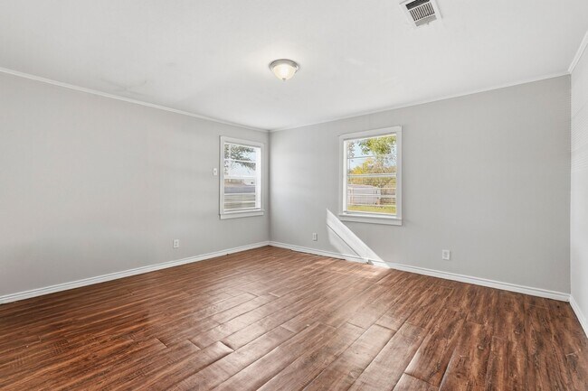 Building Photo - 729 13th Ave N