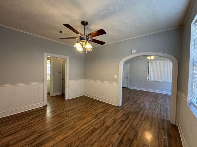 Building Photo - Cute Corner lot... Walks in downtown Bossier City