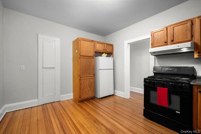 Building Photo - 548 Warburton Ave