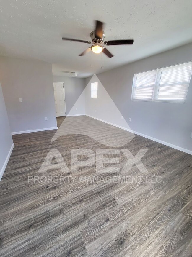 Building Photo - Renovated - 2 Bd 1 Ba Single Family home in North Knox close to downtown!