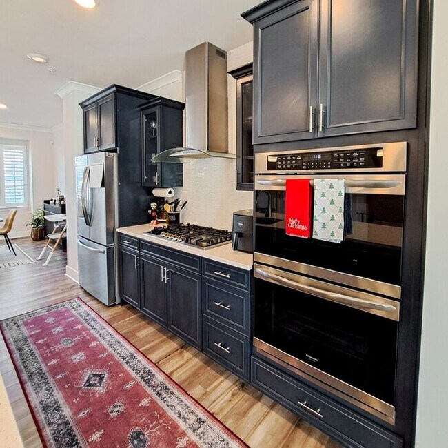 Building Photo - Gorgeous 4-Level Townhome with Rooftop Ter...