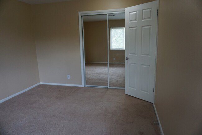 Building Photo - 2 bed / 1 bath rental