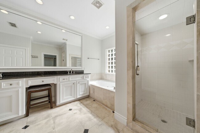 Building Photo - 3243 N Pemberton Cir Dr