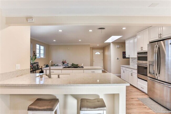 Building Photo - 15061 Drake Ln