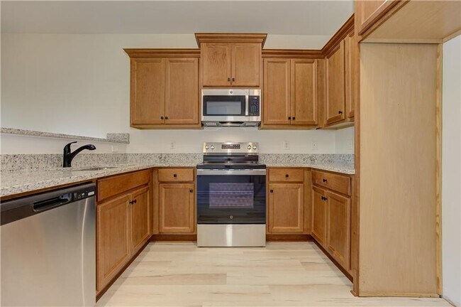 Building Photo - 605 Summit Pt