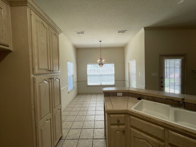 Building Photo - Beautiful 3/2/2 Plus Basement in Cooper district