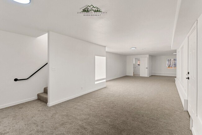 Building Photo - 4 bedroom 2.5 bathroom home with Panoramic views!