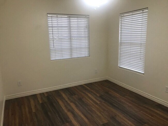 Building Photo - 5 Bedroom House! Great Room living space d...