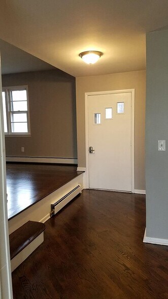 Building Photo - 20 Rosemary Ln
