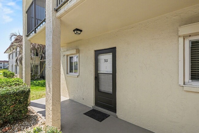 Building Photo - Must see 1st floor, corner unit in St Lucie Gardens.