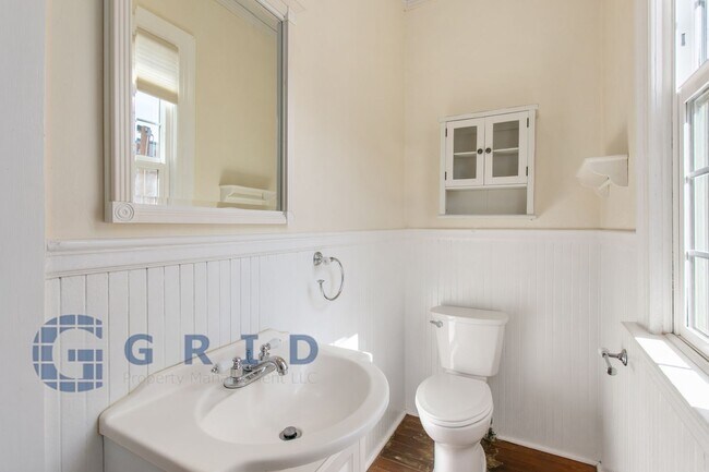 Building Photo - Gorgeous 2 Bedroom Victorian Home!
