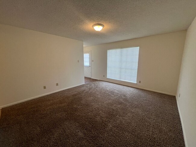 Building Photo - Townhome