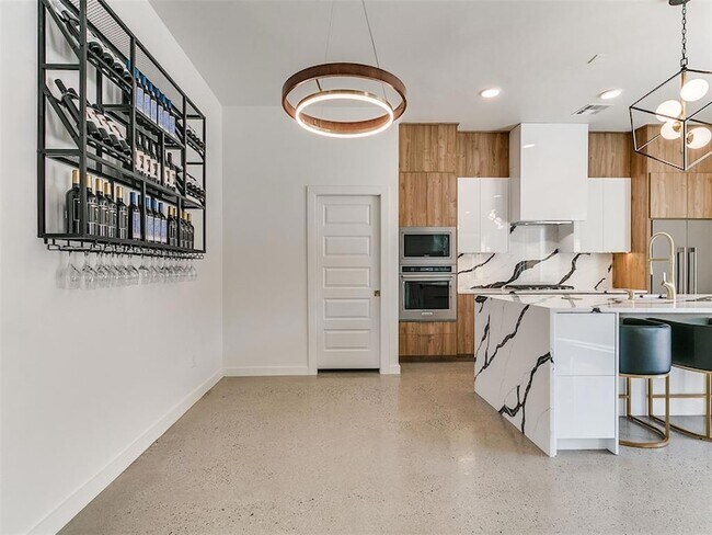 Building Photo - 605 N Idaho Ave