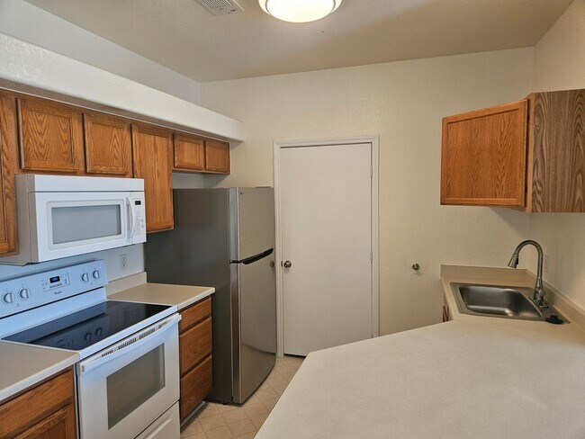 Building Photo - 2 bed 1.5 bath 2nd floor Condo.