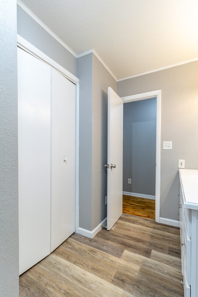 Building Photo - 630 Colonial Dr