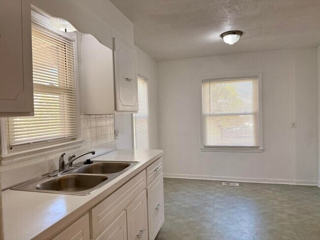 Building Photo - 2190 Sonoma Ave