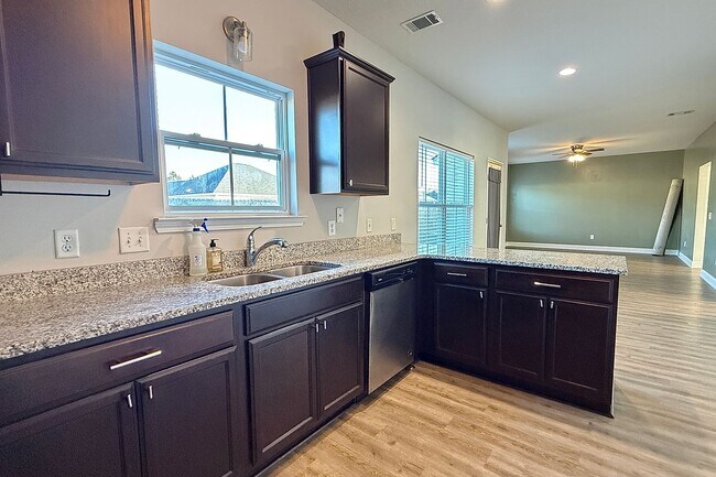 Building Photo - AVAILABLE NOW! (Pet Friendly)