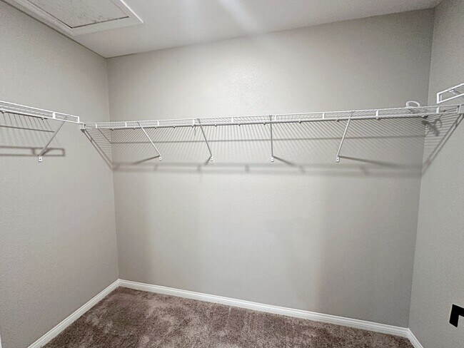 Building Photo - 4 BEDROOM + LOFT HOME IN GATED COMMUNITY