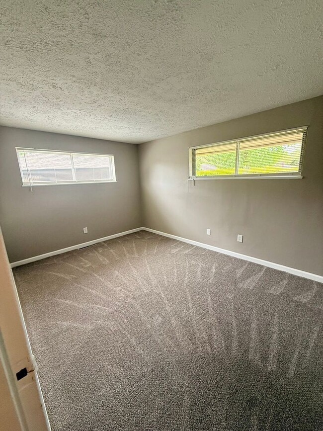 Building Photo - Move-In Ready 2BR in Kettering | Granite Counters + New Carpet