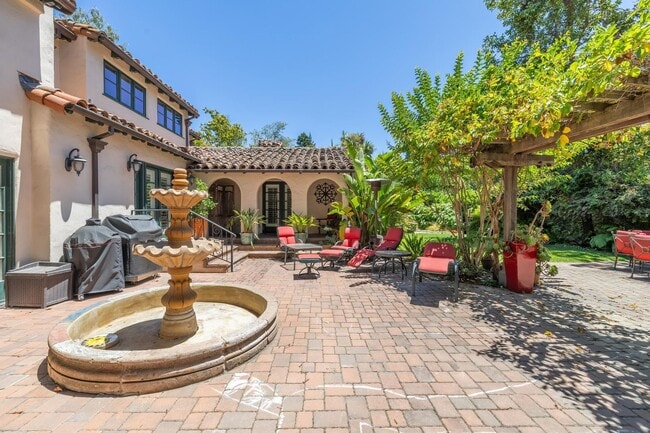 Building Photo - Mediterranean Beauty in Crescent Park – 5B...