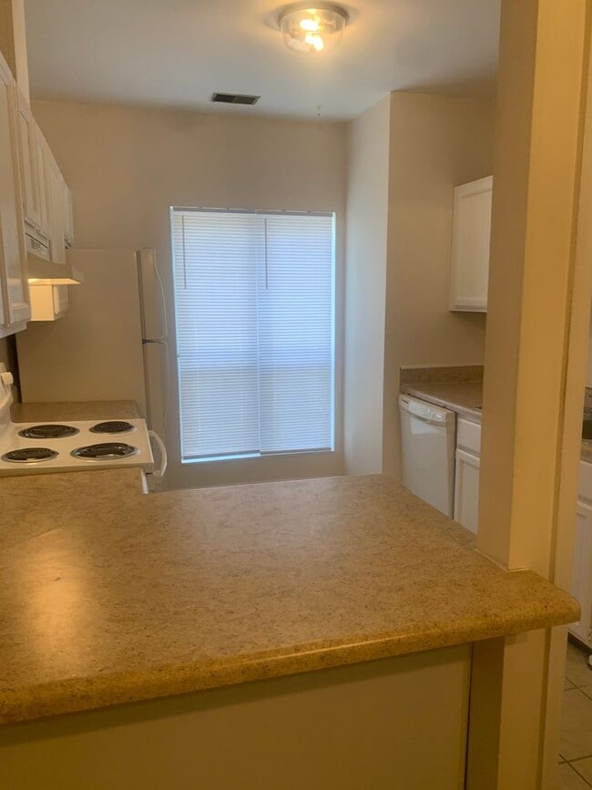 Building Photo - Great NW RALEIGH location-2 brm 2 bath ~ F...