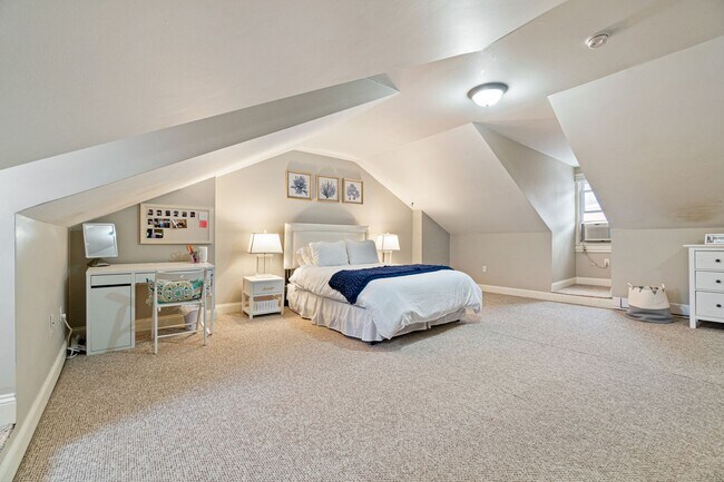 Building Photo - 5 bed, 2.5 Bath, Southside Flats