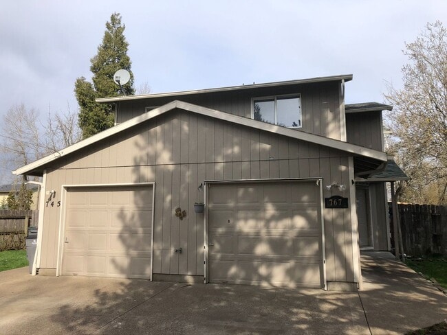 Building Photo - Nice 3 Bedroom, 1.5 Bath Duplex Near Linfield