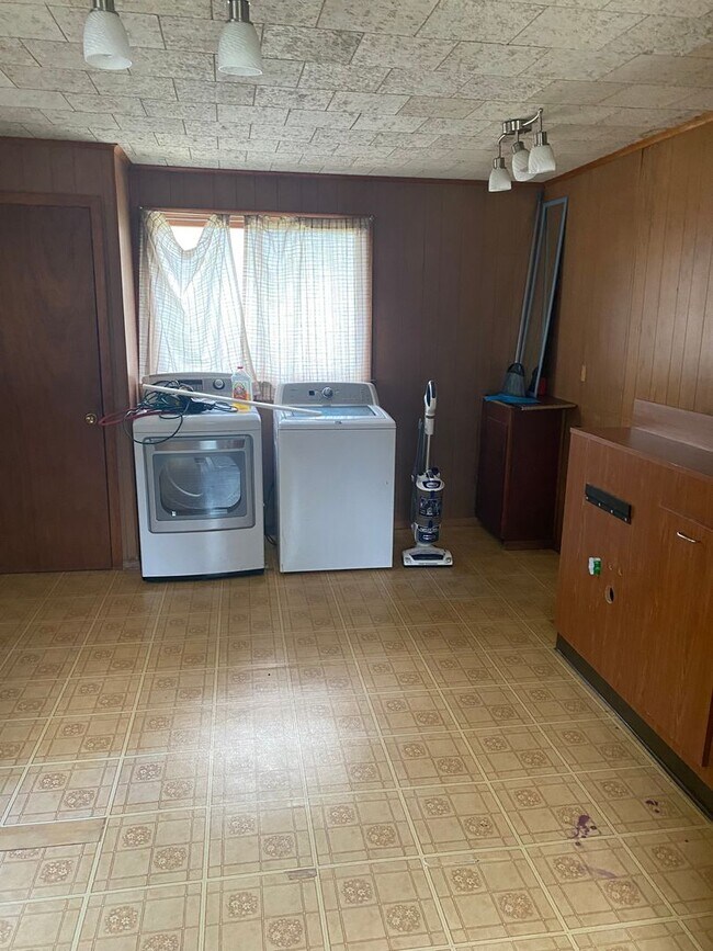 Building Photo - 20433 Amberson Rd