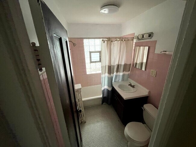 Building Photo - 4044 N Kilbourn Ave