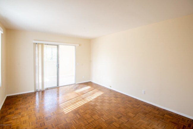 Building Photo - 2043 N Berendo St