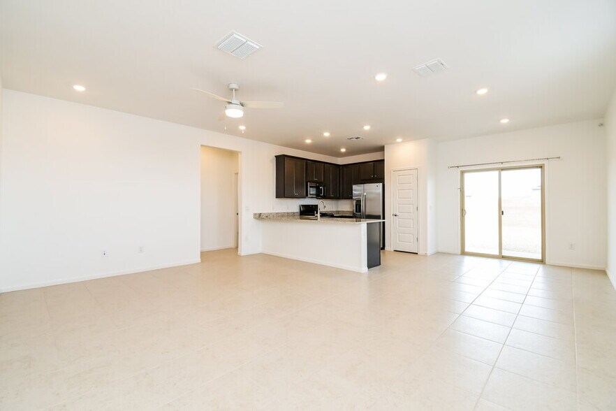 Building Photo - 10410 W Beaman Ln