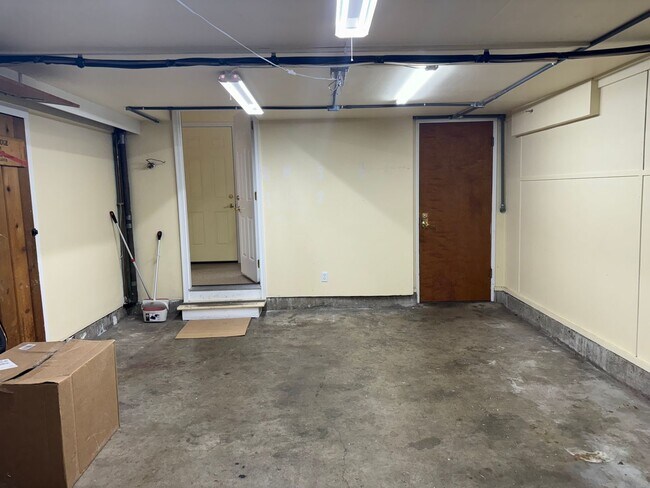 Building Photo - 4 bedroom 2 bathroom home in a great neighborhood!