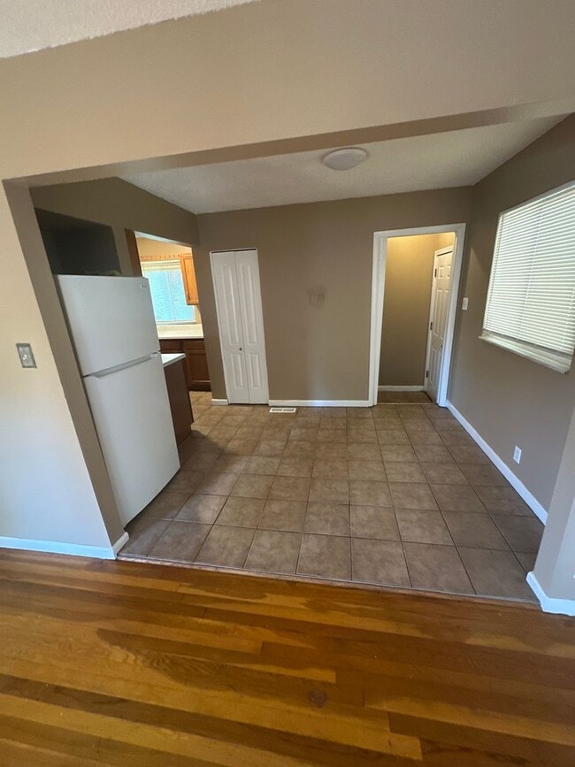 Building Photo - Great 3-bedroom w/ BONUS room in basement!...
