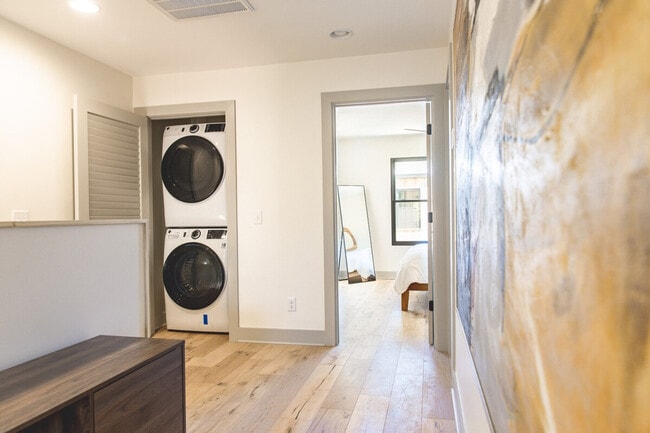 Building Photo - 315 NE Burwood Mews