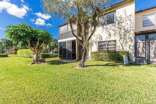 Building Photo - 8566 Casa Del Lago
