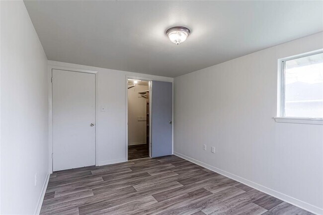 Building Photo - 5311 Pine Ave