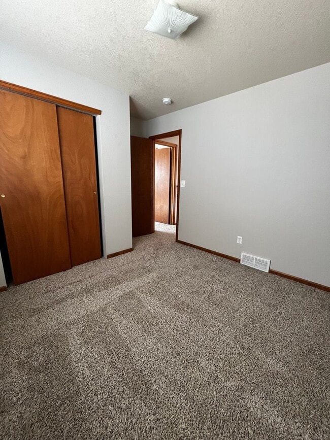 Building Photo - 3 Bedroom 2 Bath Ranch Style Home in Loveland