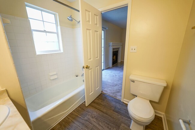 Building Photo - Super Cute 3 bedroom 3 bathroom townhome o...