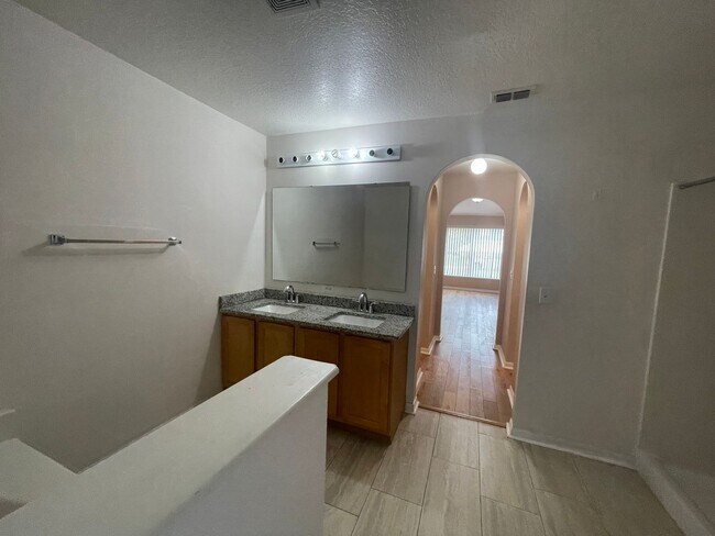 Building Photo - Great Home Great Location - 4 br 2 1/2 bath