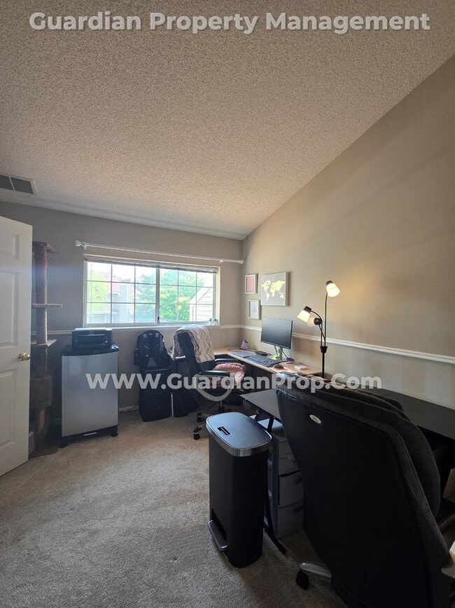 Building Photo - Plymouth Town Home (Wayzata Schools), Larg...