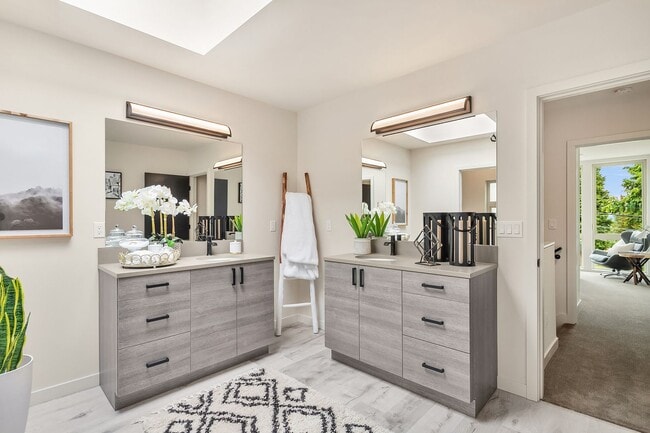 Building Photo - Bryant/Ravenna Townhouse