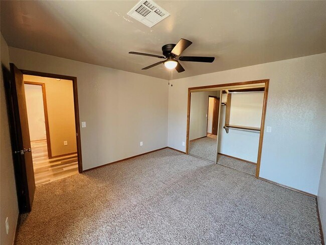 Building Photo - 213 Woodbridge Cir