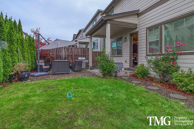 Building Photo - Spacious 4 BD Home with Private Backyard &...