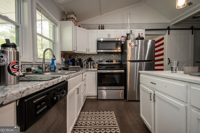 Building Photo - 120 Hillside St