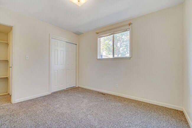 Building Photo - 2108 Applewood Rd